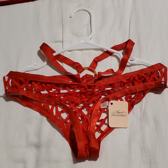 Red bikini - Picture 2 of 3